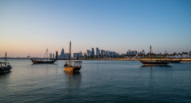Schiffe vor der Skyline in Doha, Katar. (Ferien in Katar: Strand und Kultur erleben)