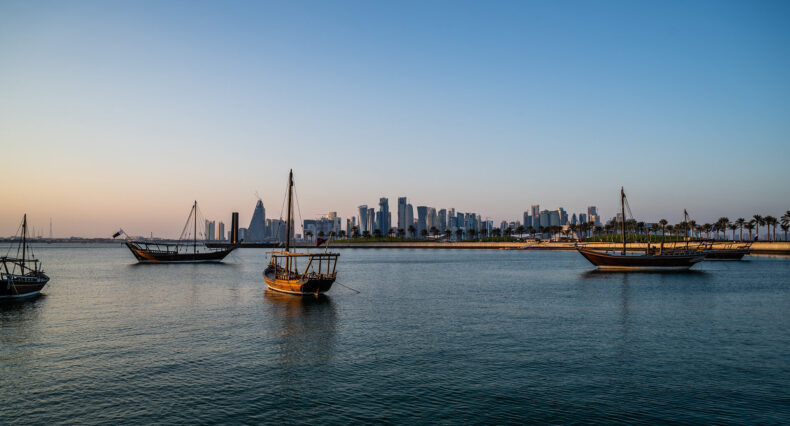 Schiffe vor der Skyline in Doha, Katar. (Ferien in Katar: Strand und Kultur erleben)