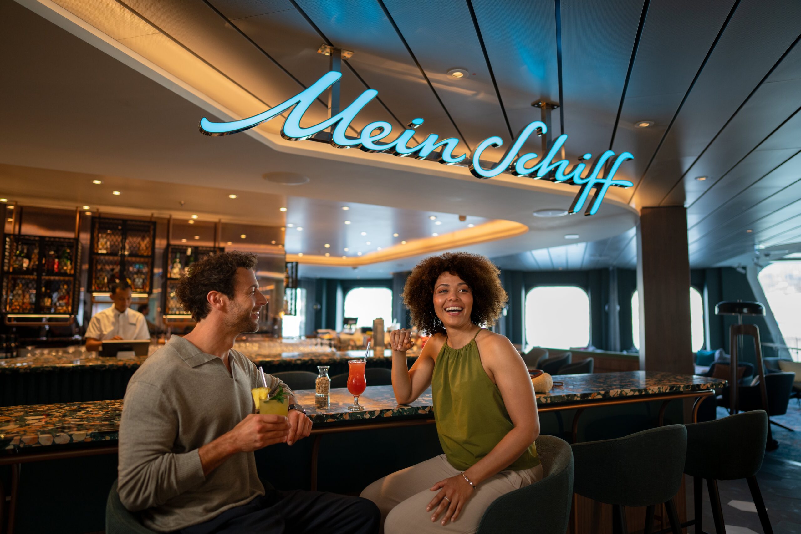 Paar amüsiert sich an der Bar, Brand Shooting 2025